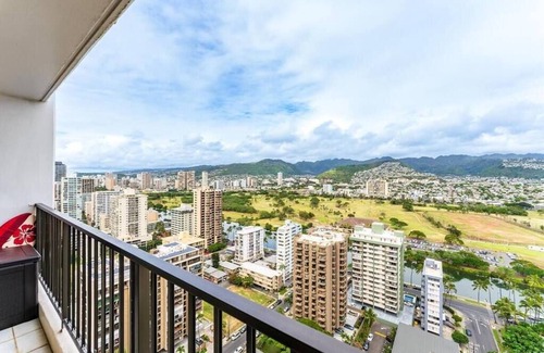 Waikiki Condo | High Floor 1 BD Condo - Steps away from the beach!