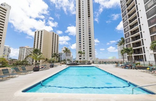 Waikiki Condo | High Floor 1 BD Condo - Steps away from the beach!