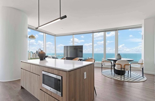 The Loop Apartment | High-Floor 2BRs with City & Lake Views