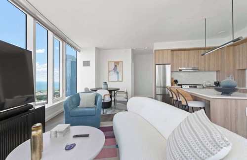 The Loop Apartment | High-Floor 2BRs with City & Lake Views