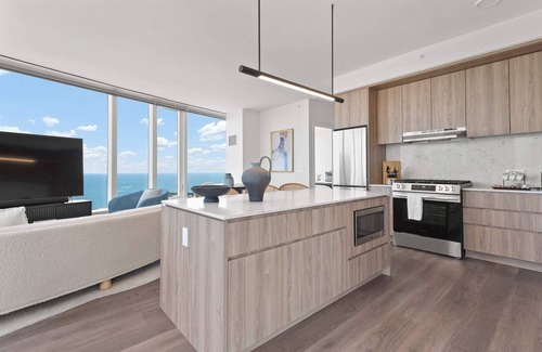 The Loop Apartment | High-Floor 2BRs with City & Lake Views