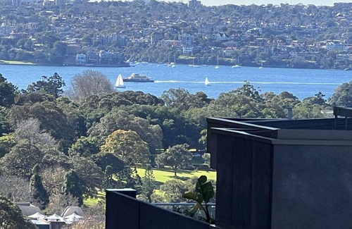 Darlinghurst Apartment | High Floor Sydney City Studio with Balcony