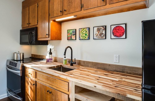 Montebello Cabin | High Meadows-King BR, fireplace, jacuzzi, kitchen