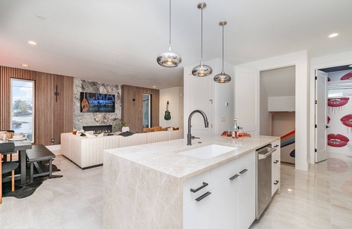 Katie Hill Neighborhood Cottage | High Note-2 Rooftop Decks-3 Mins to Broadway