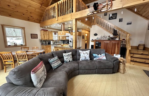 Jay Ski Chalet | High Peaks Hideaway - minutes from Whiteface Mt!