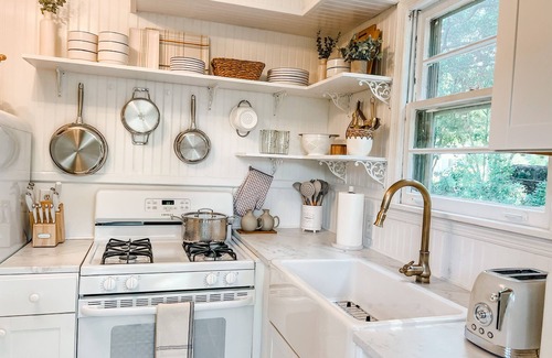 University District House | High Point House - amazing location -Sleeps 12!