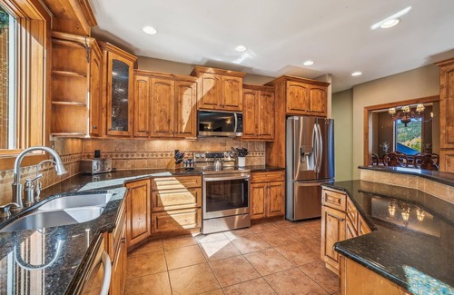 Breckenridge Heights House | High Point Lodge: Private Home, Cozy Patio Area, Hot Tub & Private Ski Shuttle!