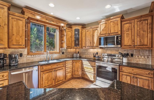 Breckenridge Heights House | High Point Lodge: Private Home, Cozy Patio Area, Hot Tub & Private Ski Shuttle!