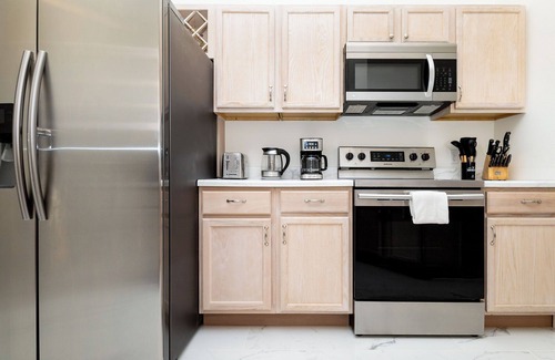 Westbury House | High Point Oasis – 4 BDR Sleeps 8, Mins to Parks and Attractions! Private Pool