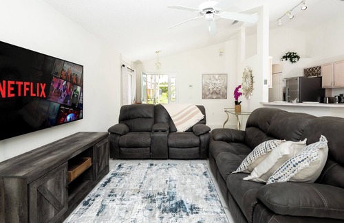 Westbury House | High Point Oasis – 4 BDR Sleeps 8, Mins to Parks and Attractions! Private Pool