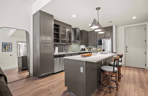 Uptown Apartment | High Rise 19th Floor Walk to AA Center No Cleaning Fee