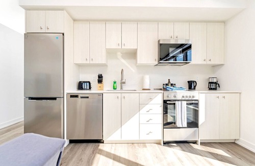 Kitchener Apartment | High Rise 1BR Building w Gorgeous Views