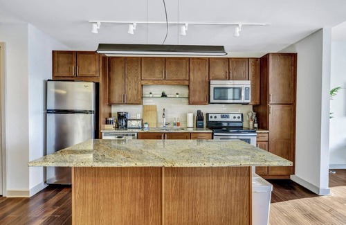 Downtown Dallas Apartment | High-Rise 30th Flr Modern Apt, DT Dallas