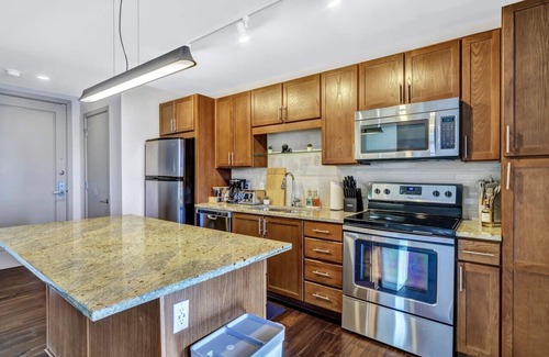 Downtown Dallas Apartment | High-Rise 30th Flr Modern Apt, DT Dallas