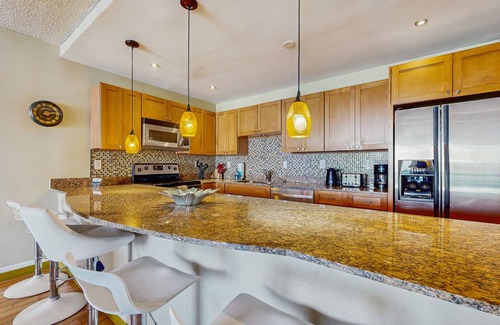 Sunny Isles Beach Condo | High-Rise Oceanview Condo w/Pool, Tennis & Gym: Walk to Beach, Dining, Shops