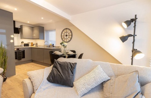 Babbacombe Apartment | High Seas, Stylish Penthouse Apartment, Mins From Babbacombe Downs with Parking