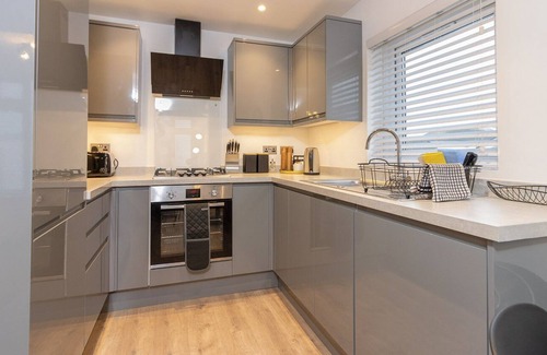 Babbacombe Apartment | High Seas, Stylish Penthouse Apartment, Mins From Babbacombe Downs with Parking