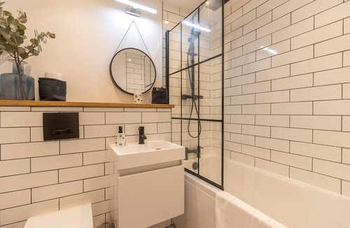 Babbacombe Apartment | High Seas, Stylish Penthouse Apartment, Mins From Babbacombe Downs with Parking