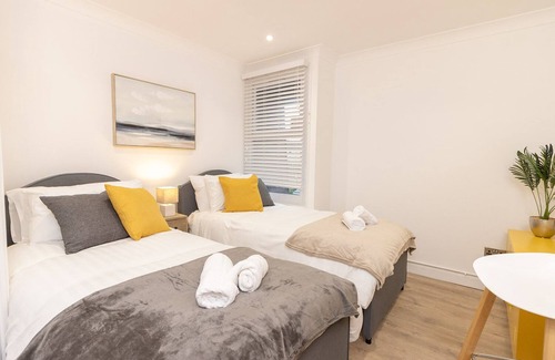 Babbacombe Apartment | High Seas, Stylish Penthouse Apartment, Mins From Babbacombe Downs with Parking