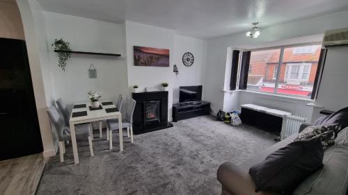 Lee-on-the-Solent Apartment | High St , 2 bed slp 6 Seaside flat