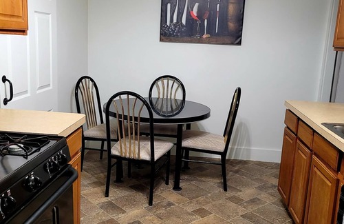 Lansing Apartment | High-Tech nearby Sparrow, Lugnuts & Capital