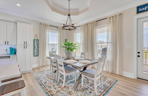 Long Beach House | High Tide Beach House|Sleeps 8|Beach View|Your Gulf Coast Dream Awaits!