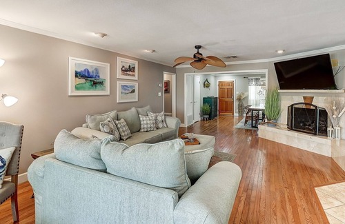 Flour Bluff House | High Tide Hacienda | Private Pool | Canal Vacation Home