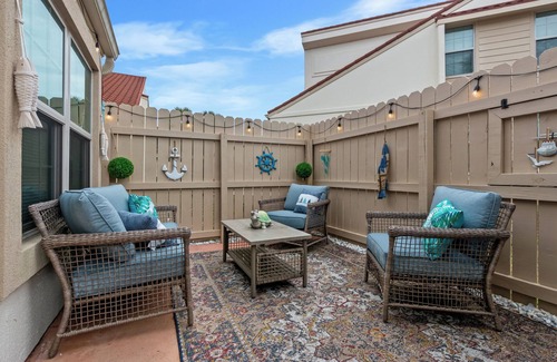 Summer Breeze House | High Tide Haven: 5-min Walk to Beach!