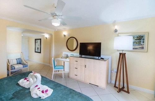 Rodney Bay Hotel | High Tides and Good Vibes! FOUR Contemporary Units, Swimming Pool, Beachfront!