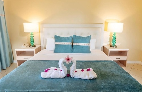Rodney Bay Hotel | High Tides and Good Vibes! FOUR Contemporary Units, Swimming Pool, Beachfront!