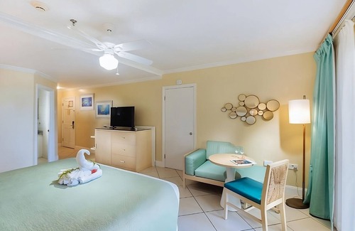 Rodney Bay Hotel | High Tides and Good Vibes! FOUR Contemporary Units, Swimming Pool, Beachfront!