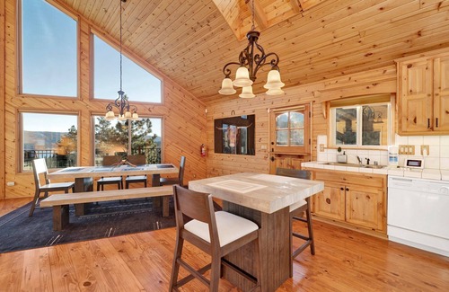 Fawnskin Cabin | High-Top Lakeview Chateau | Relaxing Modern Fawnskin Retreat