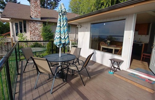 Camano Island House | Highbank sunsets! Pet friendly, huge yard, watch the eagles, whales and boats!