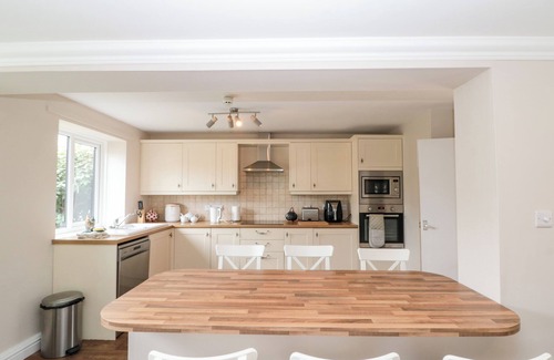 Flamborough House | HIGHCLIFFE COTTAGE, pet friendly, with a garden in Flamborough