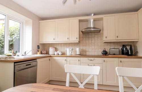 Flamborough House | HIGHCLIFFE COTTAGE, pet friendly, with a garden in Flamborough