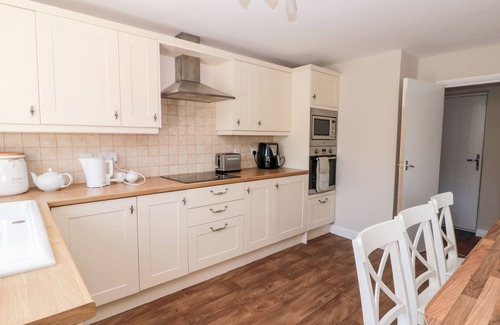 Flamborough House | HIGHCLIFFE COTTAGE, pet friendly, with a garden in Flamborough