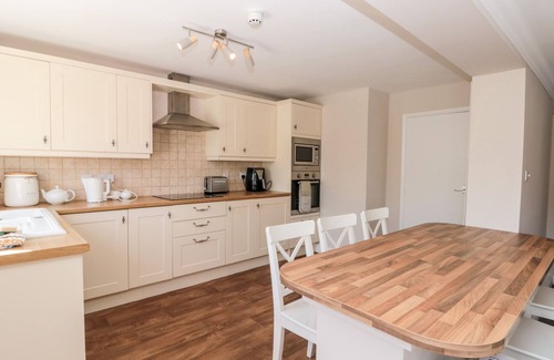 Flamborough House | HIGHCLIFFE COTTAGE, pet friendly, with a garden in Flamborough