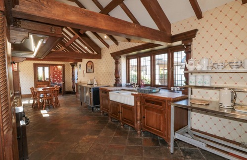 Flamborough House | HIGHCLIFFE MANOR, pet friendly, with hot tub in Flamborough