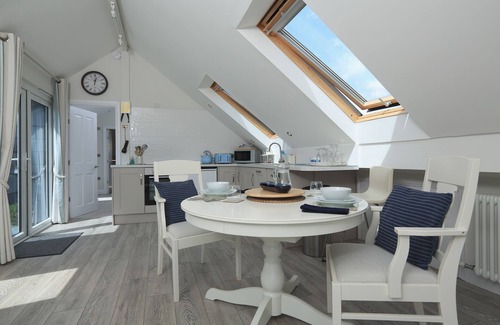 Totnes Cottage | HIGHER GITCOMBE LODGE, romantic, with hot tub in Dartmouth