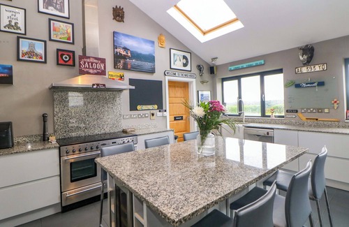 Totley House | HIGHGATE HOUSE, family friendly, with hot tub in Dronfield