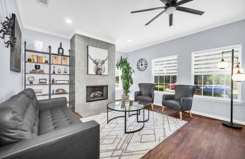 Dallas House | Highland Cottage - Central, Huge Yard Hot Tub