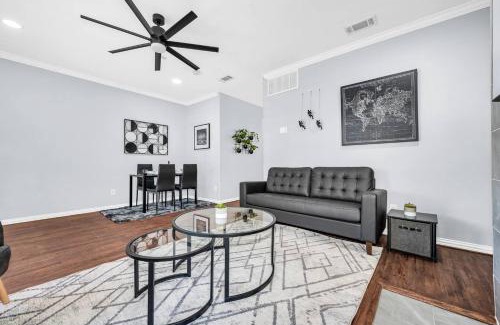 Dallas House | Highland Cottage - Central, Huge Yard Hot Tub