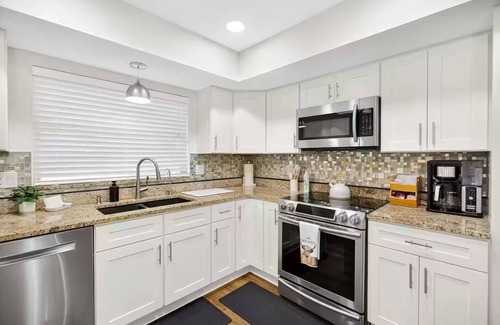 Sarasota Springs House | Highland Cove Hideaway