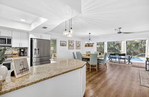Sarasota Springs House | Highland Cove Hideaway