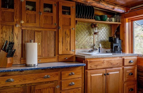 Wapiti Cabin | Highland Homestead, beautiful mountain views with river access, near Yellowstone National park!