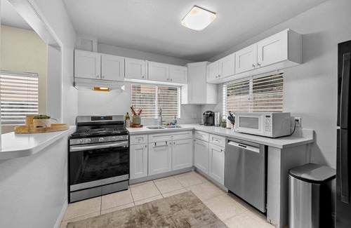 Highland Park House | Highland Park house in prime location for city experiences. Pet Friendly