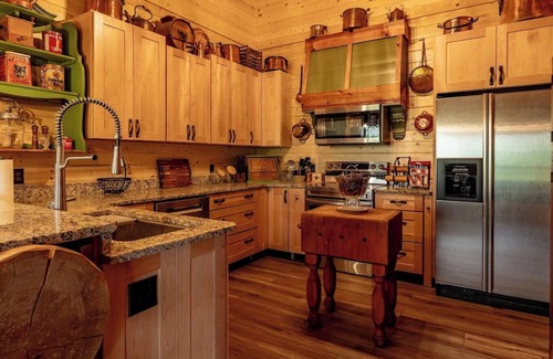Wapiti House | Highland River Cabin- newly constructed, direct river access, 30 minutes to Yellowstone!
