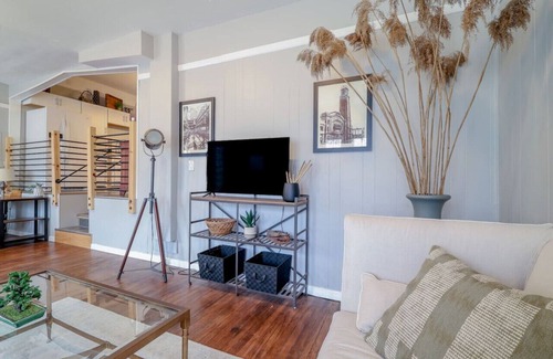 Highland Square Apartment | Highland Sq Hideaway Apt with 2 queen beds in great location