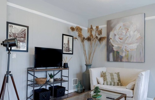 Highland Square Apartment | Highland Sq Hideaway Apt with 2 queen beds in great location