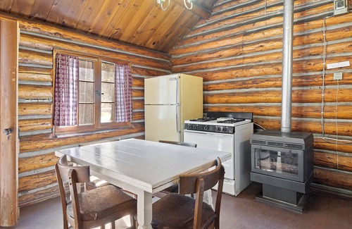 Cheyenne Crossing Cabin | Highlander Cabin by Spearfish Creek